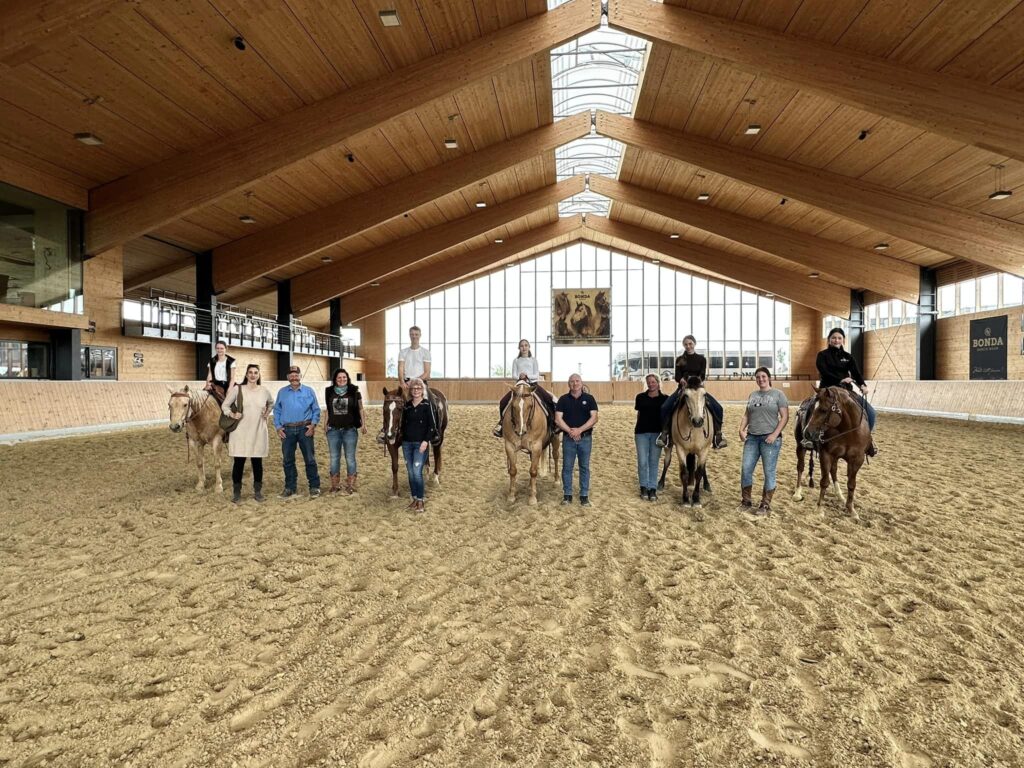 Kay Wienrich Kurs Ende Mai 2023 - Gruppenfoto der Teilnehmer mit Pferden